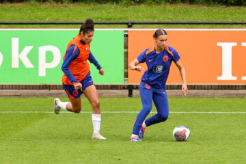 Chimera Ripa en Kerstin Casparij op de training van de OranjeLeeuwinnen