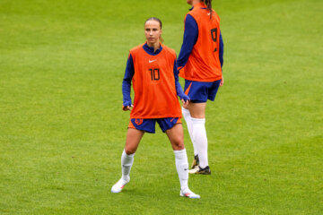 Rosa van Gool op het trainingsveld van Oranje