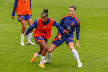 Chanté-Mary Dompig en Damaris Egurrola op de training van de OranjeLeeuwinnen