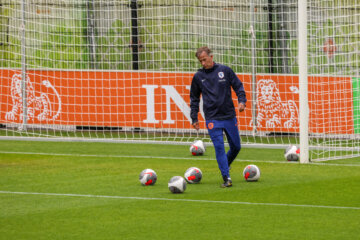 Andries Jonker op de training van de OranjeLeeuwinnen