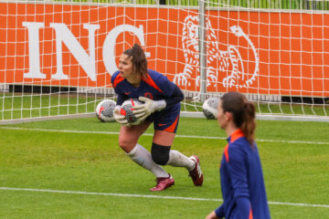 Lize Kop op de training van de OranjeLeeuwinnen