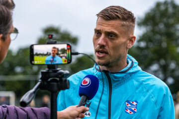 Andries Noppert voor de camera van Omrop Fryslân