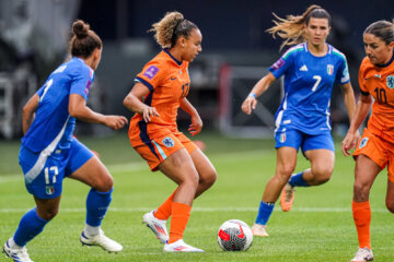 Chasity Grant in actie namens de OranjeLeeuwinnen tegen Italië