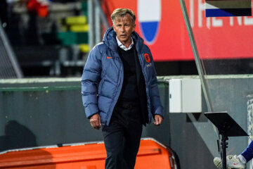 Andries Jonker langs de lijn bij de OranjeLeeuwinnen