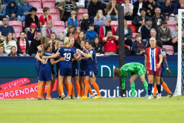 De OranjeLeeuwinnen juichen tegen Noorwegen
