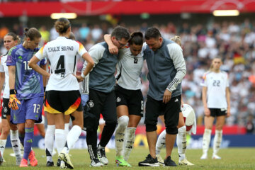 Lena Oberdorf moet geblesseerd van het veld