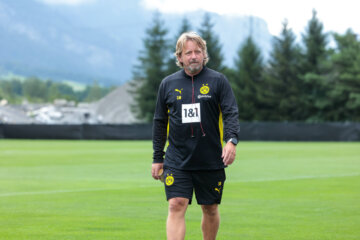 Sven Mislintat op het trainingsveld van Borussia Dortmund