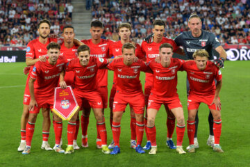 Het elftal van FC Twente voor het duel met Red Bull Salzburg