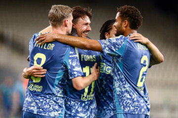 Ajax viert de treffer van Steven Berghuis tegen Panathinaikos