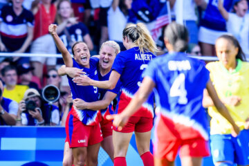 Mallory Swanson juicht na haar goal voor de Verenigde Staten