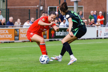 Daniela Galic in actie namens FC Twente tegen VfL Wolfsburg