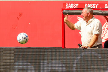 Ron Jans coacht in de Galgenwaard