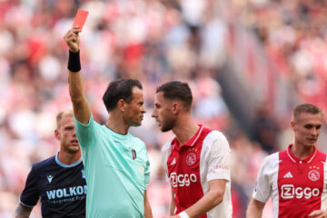 Bas Nijhuis toont de rode kaart