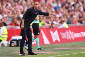 Robin van Persie langs de lijn