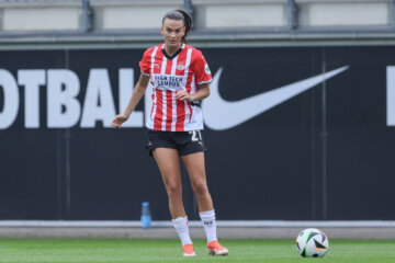 Riola Xhemaili in het shirt van PSV