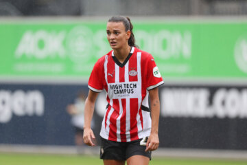 Riola Xhemaili in het shirt van PSV