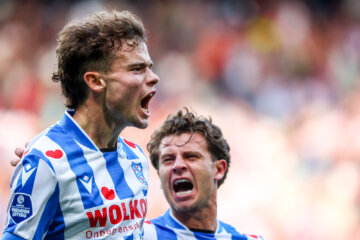 Jacob Trenskow viert zijn goal tegen FC Utrecht