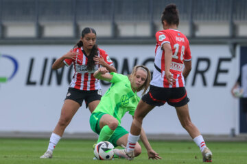 Anissa Chibani en Chimera Ripa (PSV) in actie tegen VfL Wolfsburg