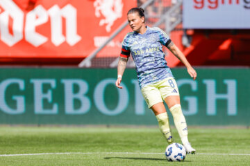 Sherida Spitse aan de bal namens Ajax