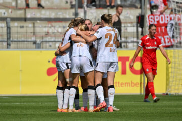 Janou Levels wordt gefeliciteerd met haar goal namens Bayer Leverkusen