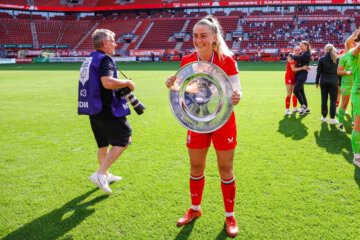 FC Twente-captain Danique van Ginkel met de gewonnen Super Cup
