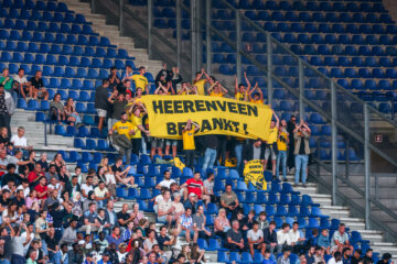 NAC-fans in het Heerenveen vak