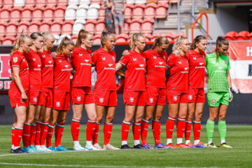 De speelsters van FC Twente tijdens een minuut stilte