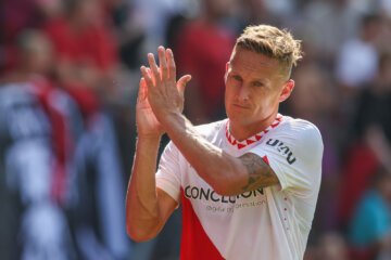 Jens Toornstra bedankt het FC Utrecht-publiek