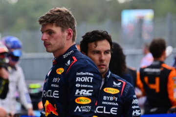 Max Verstappen, met in de achtergrond Sergio Perez
