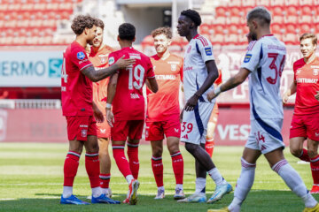 FC Twente juicht na de goal van Juliën Mesbahi