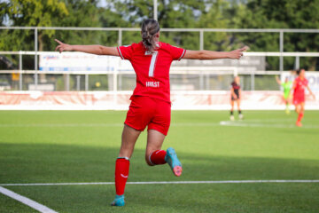 Charlotte Hulst juicht na haar goal voor FC Twente
