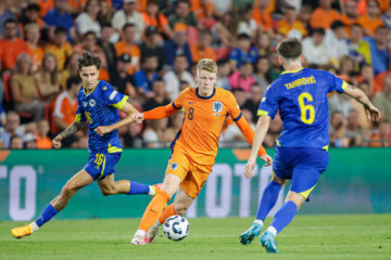 Jerdy Schouten tijdens Nederland - Bosnië en Herzegovina