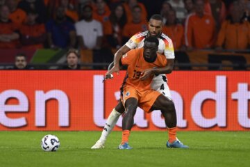 Brian Brobbey in duel met Jonathan Tah