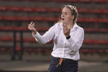 Roos Kwakkenbos langs de lijn op het WK Onder 20