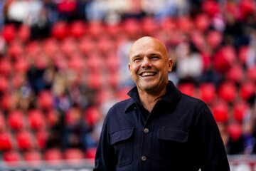 Johnny Jansen lachend in de Grolsch Veste