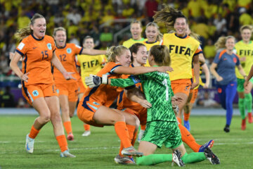 Femke Liefting wordt omarmd door teamgenoten