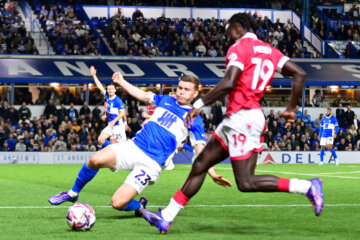 Een tackle van Alfons Sampsted namens Birmingham City