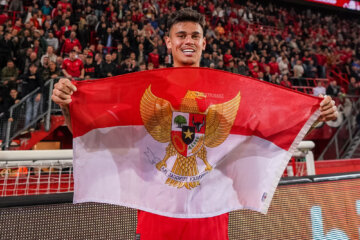 Mees Hilgers met de vlag van Indonesië