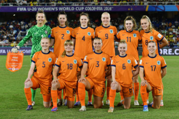 Het elftal van Oranje O20 voorafgaand aan de wedstrijd tegen Japan