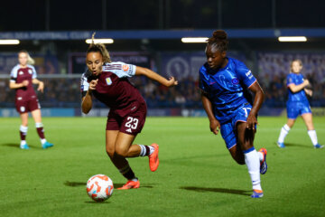 Chasity Grant (Aston Villa) in actie tegen Chelsea
