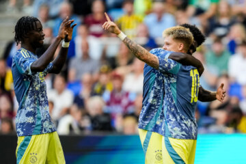 Kristian Hlynsson juicht na een treffer voor Jong Ajax