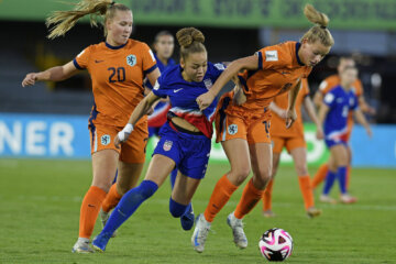 Fieke Kroese en Eva Oude Elberink in actie namens Oranje O20