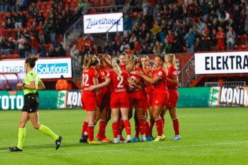 FC Twente Vrouwen juicht na een goal in De Grolsch Veste
