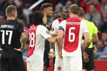 Jordan Henderson discussieert met Bertrand Traoré