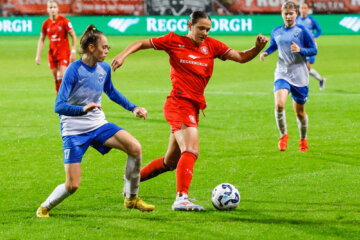 Daniela Galic aan de bal namens FC Twente