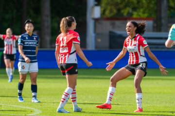 Renate Jansen viert haar treffer tegen Telstar met Nina Nijstad