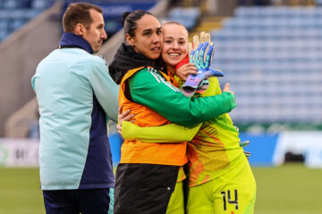 Daphne van Domselaar na haar officiële debuut voor Arsenal, samen met Manuela Zinsberger