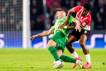 Ryan Flamingo vecht een duel uit met Viktor Gyökeres