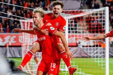 Mitchell van Bergen springt op de rug van Michel Vlap