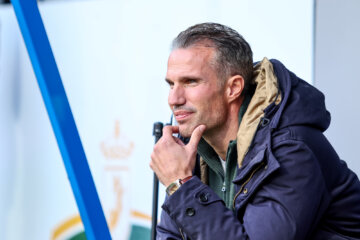 Robin van Persie in de dug-out van SC Heerenveen